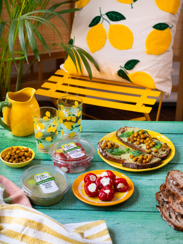 Apéritif d'été sur une table avec des choses à grignoter, olives, poivrons
