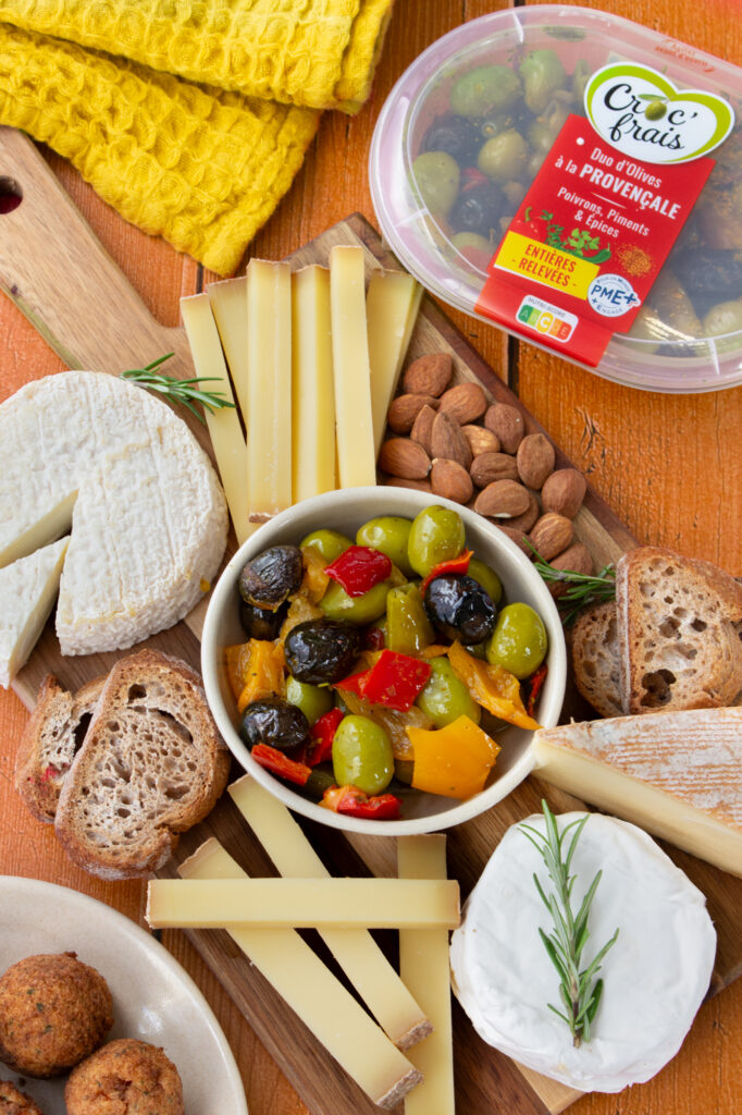 Planche de fromages garnies avec amandes et olives