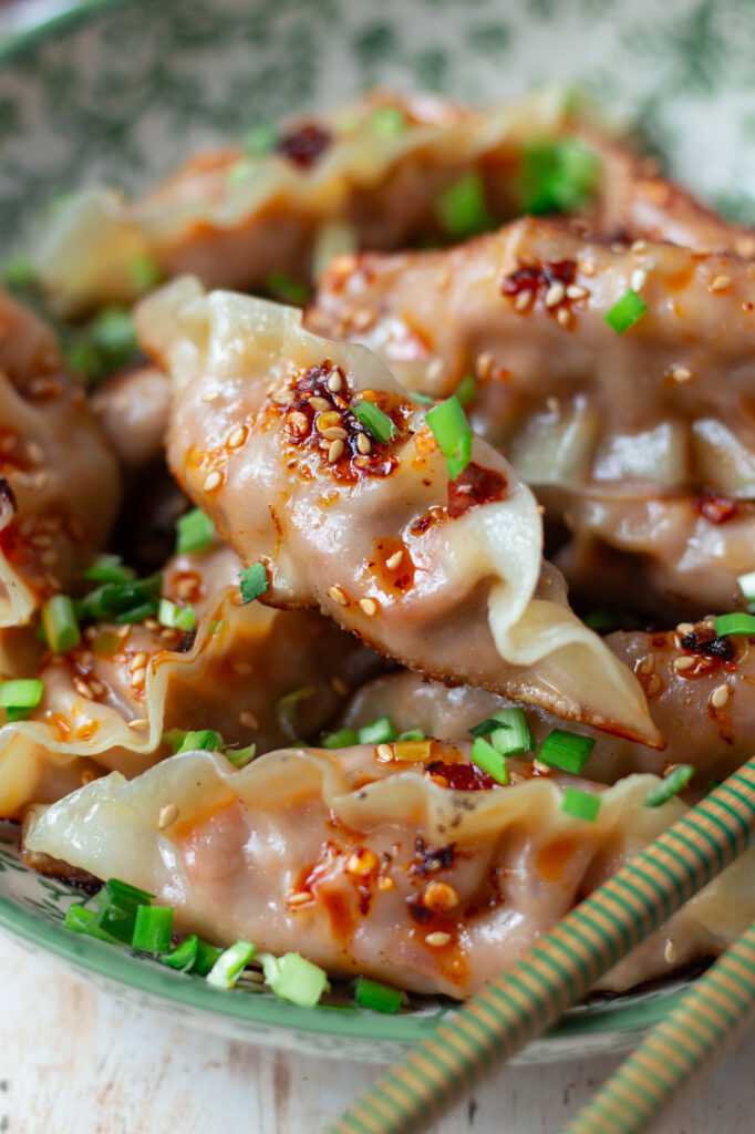 Un focus photo sur des gyozas cuisinés