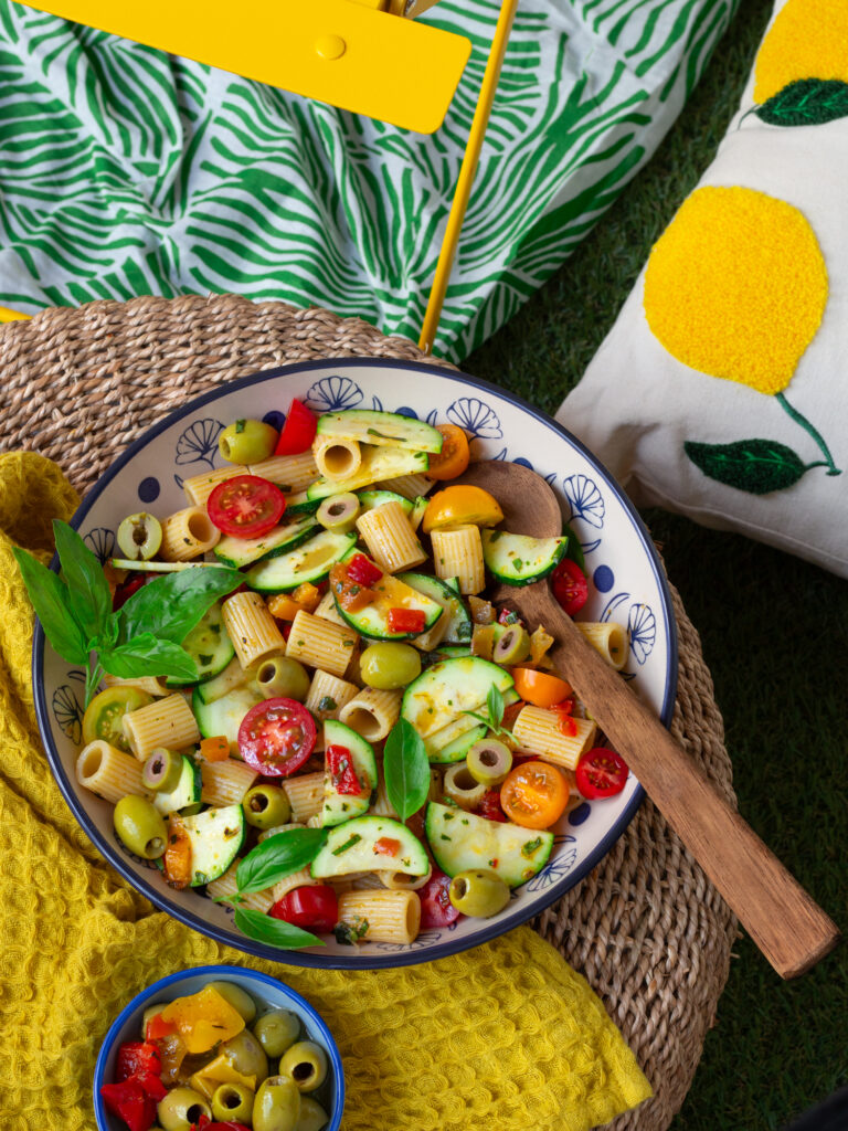 Salade de pates aux légumes et aux olives