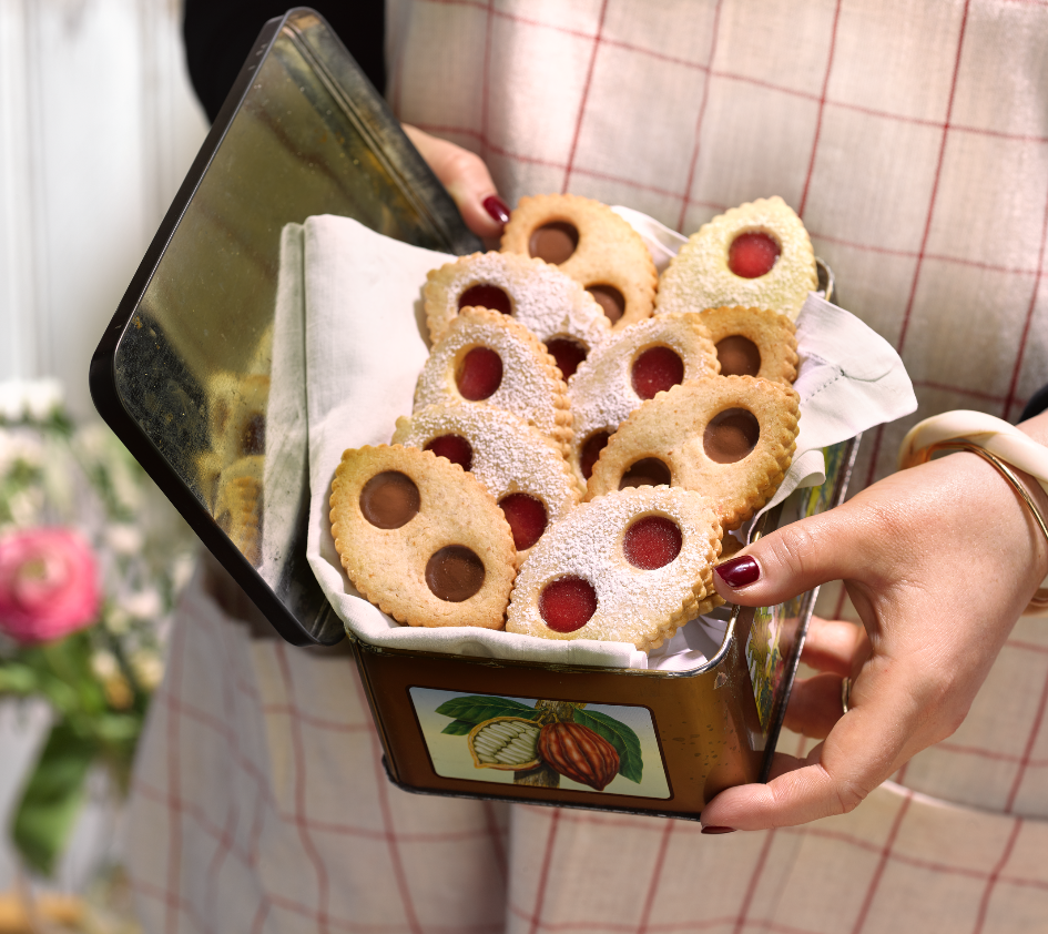 Boîte à gâteau avec des mini lunettes de la Maison Jacquemart, client de l'agence Indie