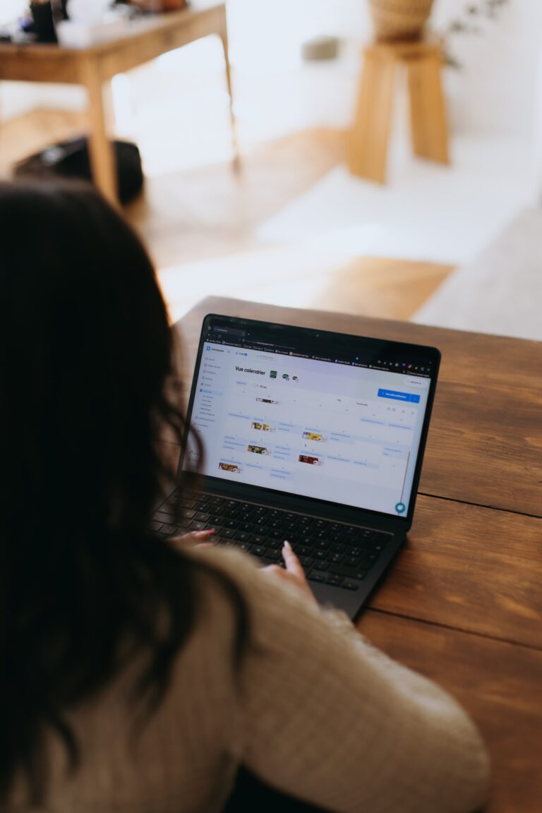Community manager en train de travailler sur un ordinateur à l'agence Indie