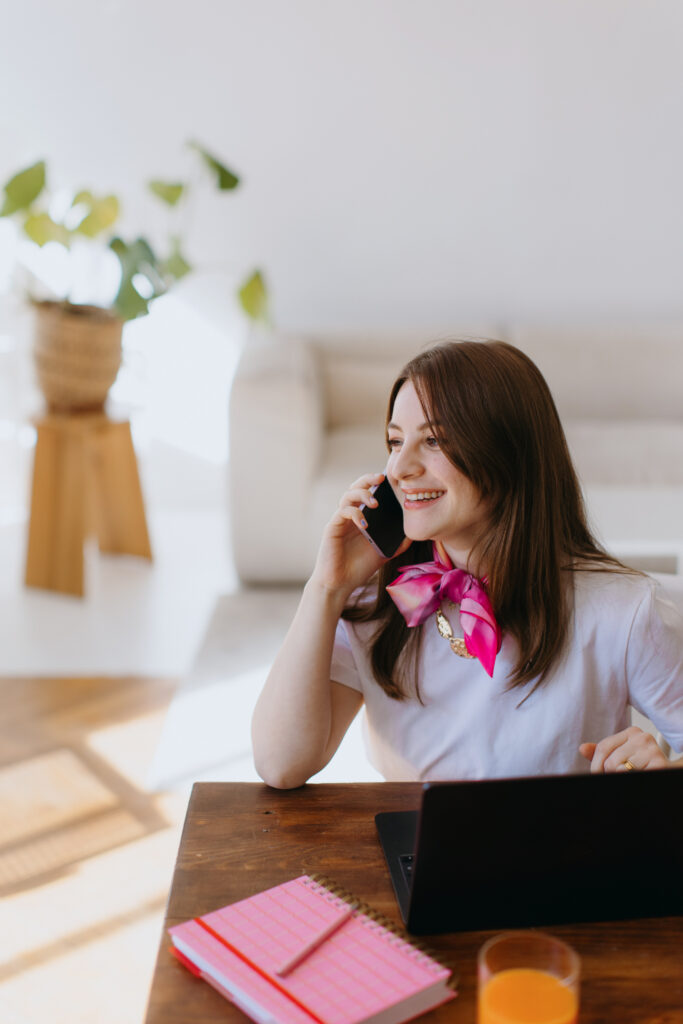 Personne au téléphone en train de travailler à l'agence Indie à Lyon