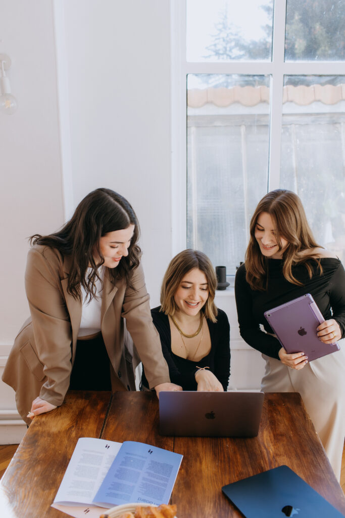 Equipe de l'agence Indie en train de travailler