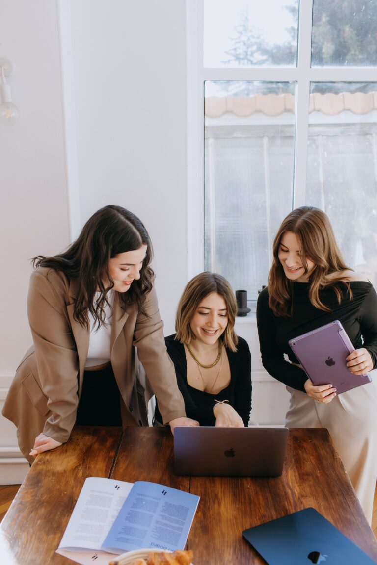 Equipe de l'agence de communication Indie à Lyon en train de travailler