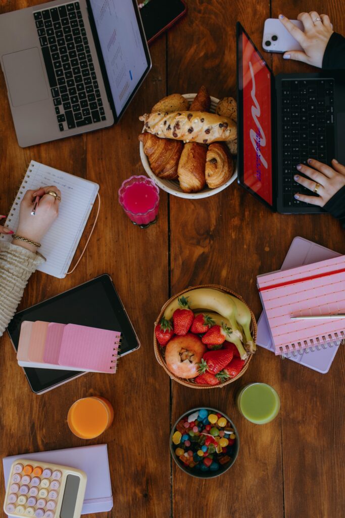 Table avec des cahiers et des ordinateurs pendant une réunion dans une agence de communication