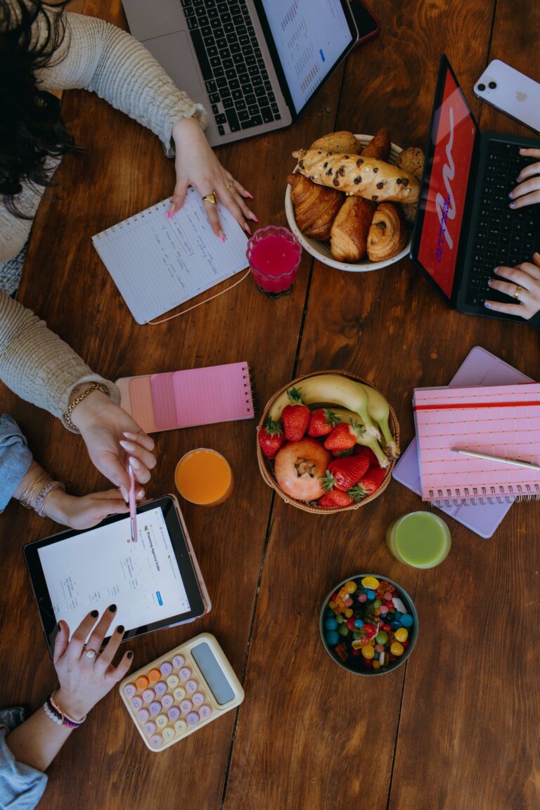 photo d'une table vue de haut pendant une réunion d'équipe à l'agence indie