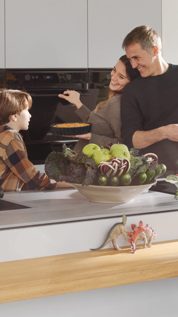 Famille dans une cuisine de la marque Franke Home Solutions, ancien client de l'agence Indie