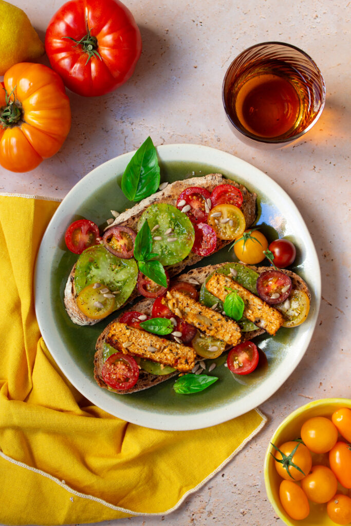 Assiette gourmande avec des bruschettas et des tomates