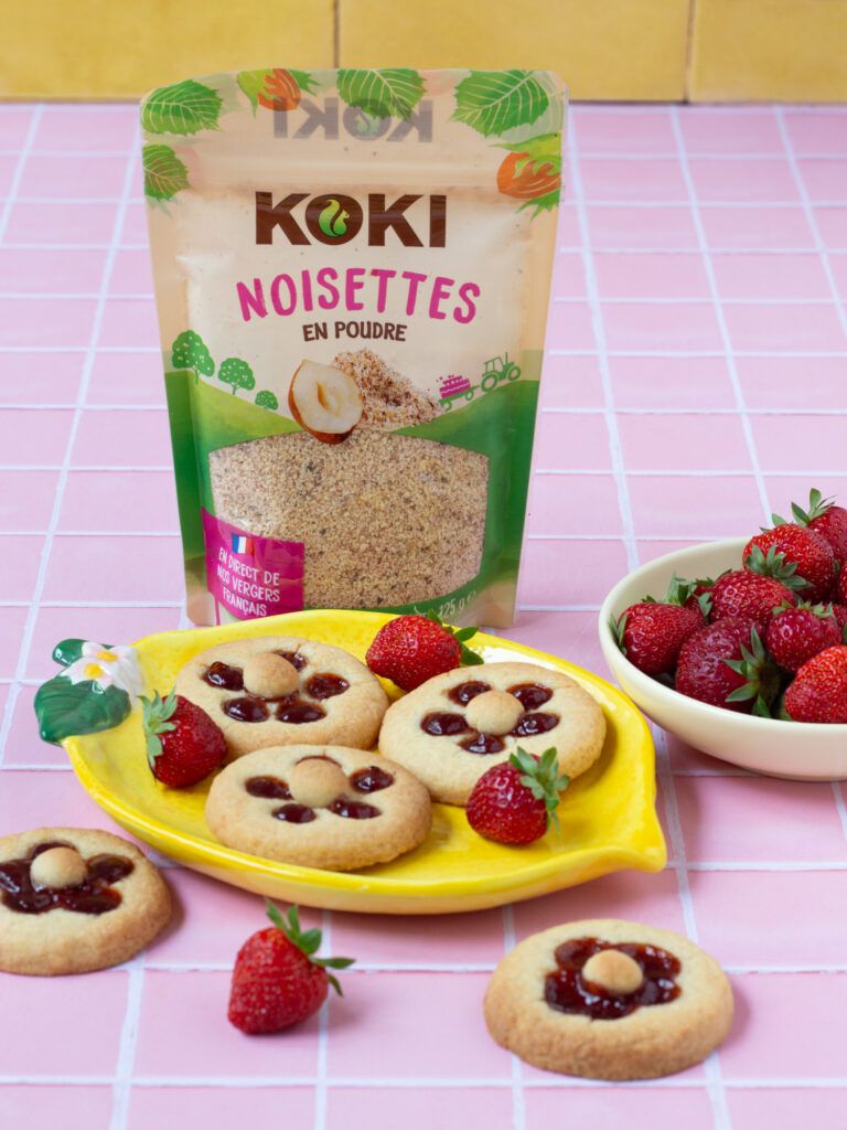 Biscuits à la fraise, gâteaux préparés avec de la poudre de noisette KOKI noisettes, client de l'agence Indie