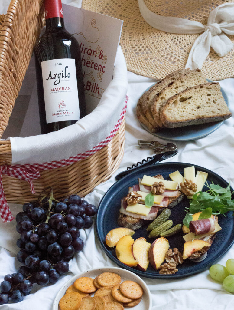 Pique-nique gourmand avec du vin Madiran, client de l'agence Indie