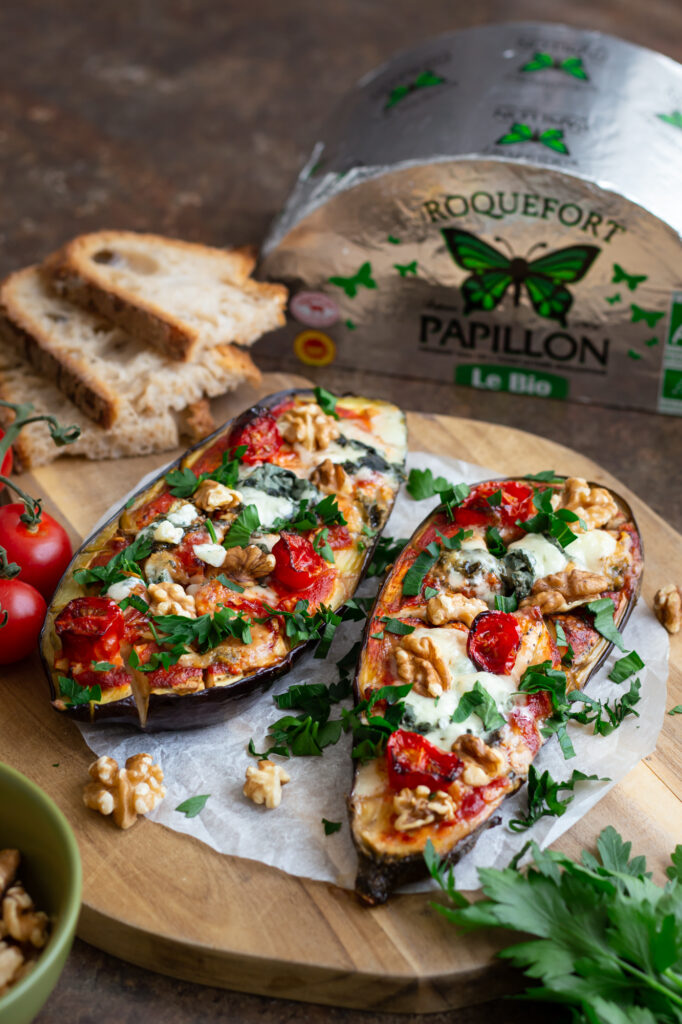 Tartines gourmandes avec tomates cerises et roquefort papillon