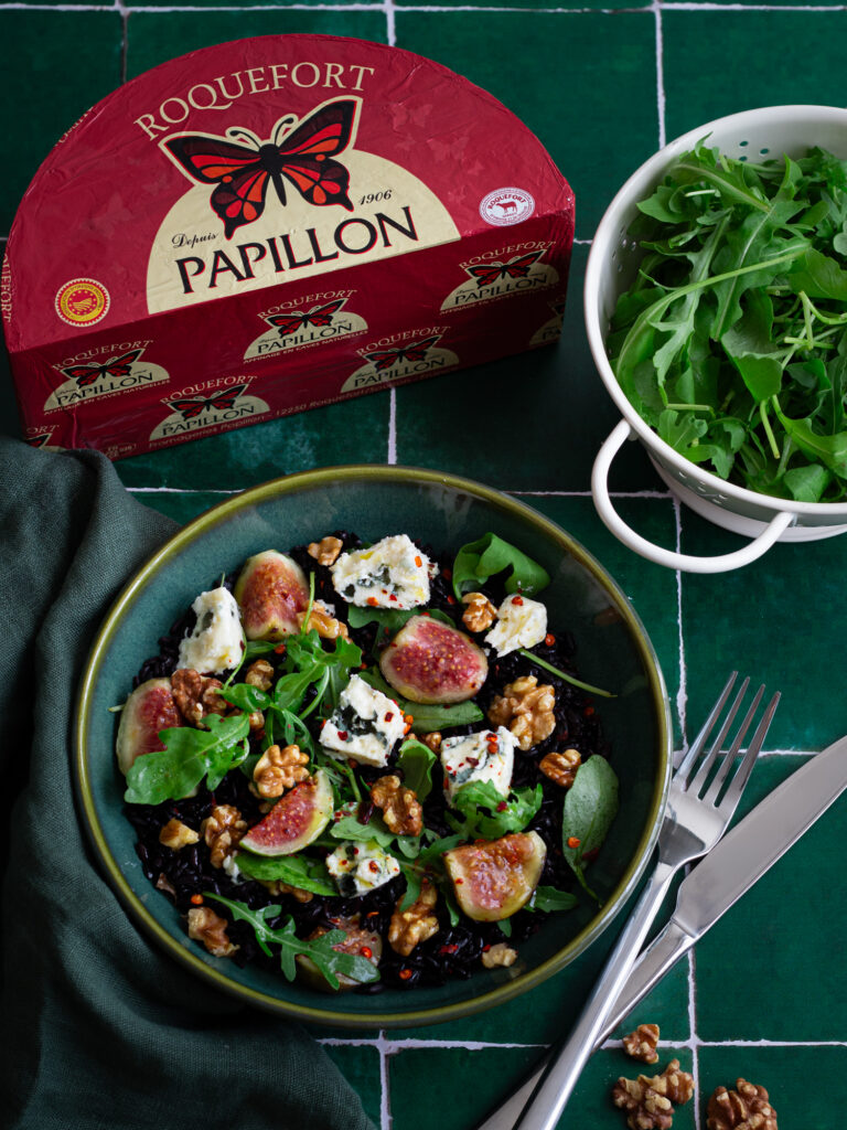 Assiette de riz noir aux figues et aux roquefort papillon