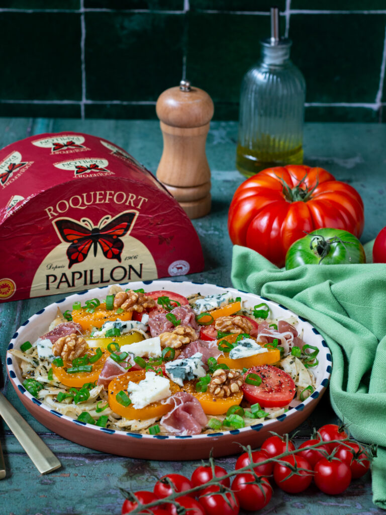 Salade de tomates au fromage roquefort papillon à partager