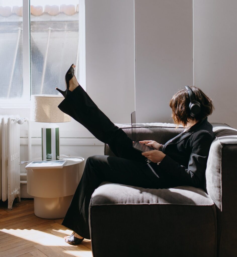 Personne qui écoute de la musique à l'agence de communication Indie à Lyon