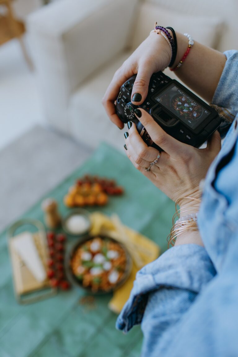 personne prenant en photo une assiette de nourriture pour un shooting culinaire