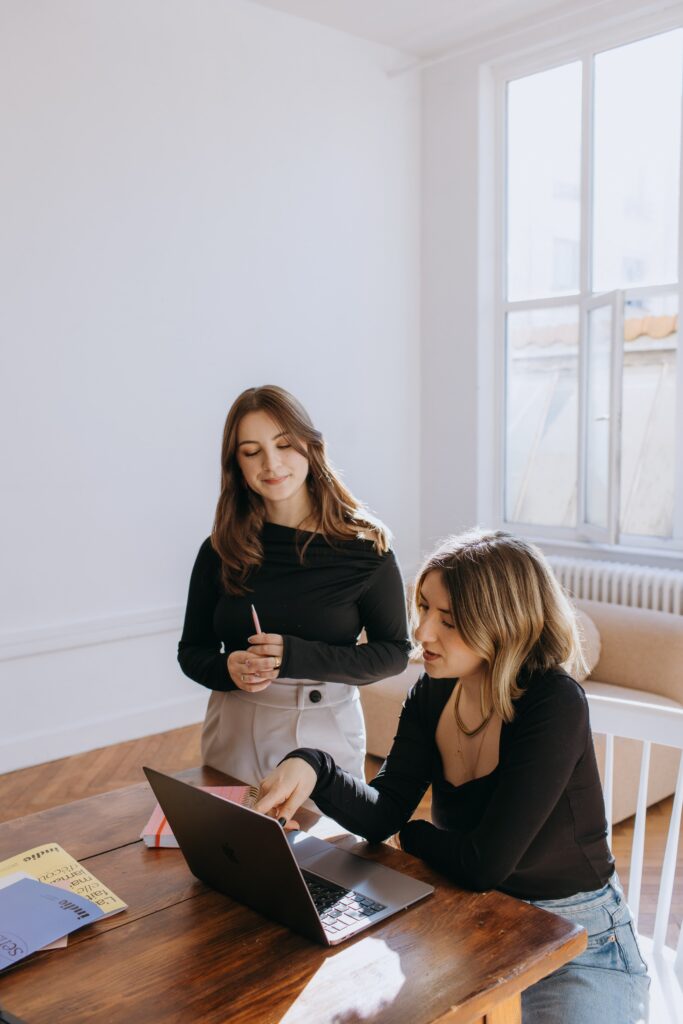 Equipe de l'agence de communication Indie à Lyon en train de faire une réunion